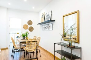 Apartment (2 Bedrooms) | Essbereich im Zimmer