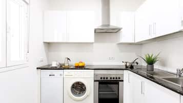 Apartamento (2 Bedrooms) | Cozinha privada | Geladeira grande, micro-ondas, fogão, cooktop