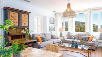 Apartamento (2 Bedrooms) | Zona de estar | Una televisión