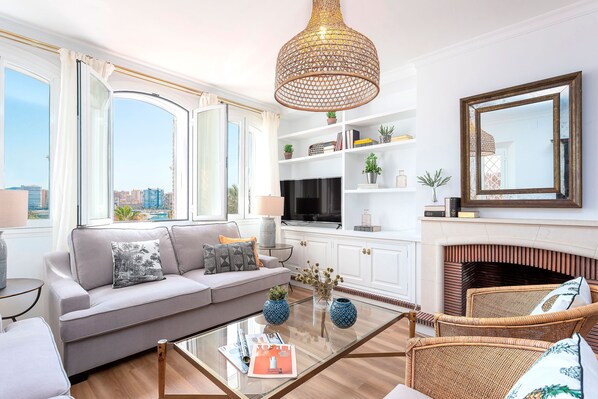 Apartment (2 Bedrooms) | Living area | TV - Genteel Home Plaza de la Marina (Málaga)