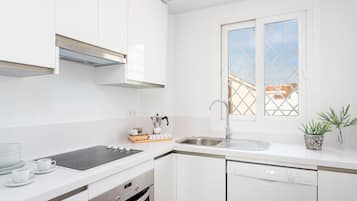 Apartment (2 Bedrooms) | Private kitchen | Full-size fridge, oven, stovetop, coffee/tea maker