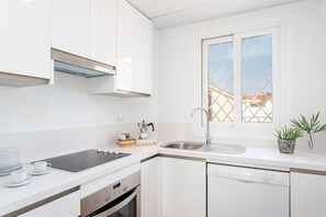 Apartment (2 Bedrooms) | Private kitchen | Full-sized fridge, oven, stovetop, dishwasher