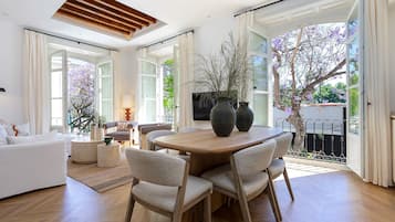 Apartment (3 Bedrooms) | Living area