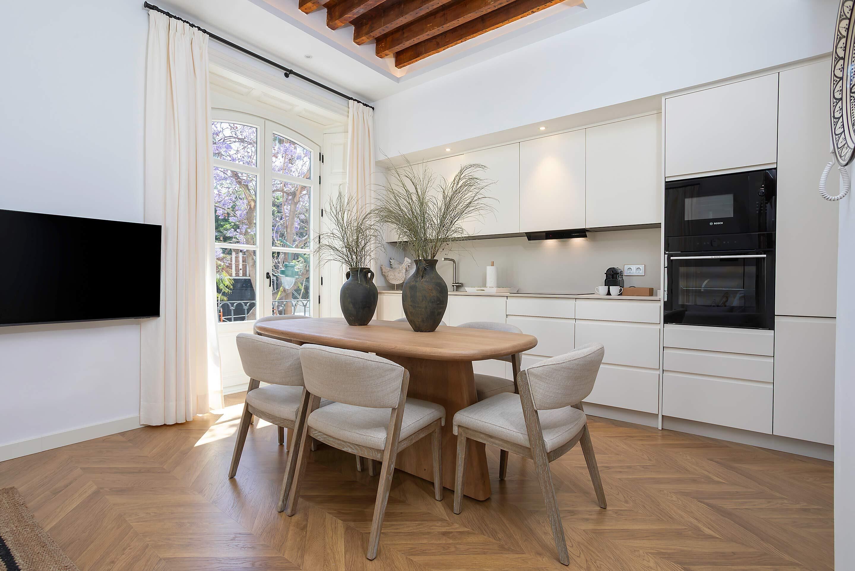 Apartamento (3 Bedrooms) | Cocina privada | Frigorífico grande, microondas, horno y placa de cocina
