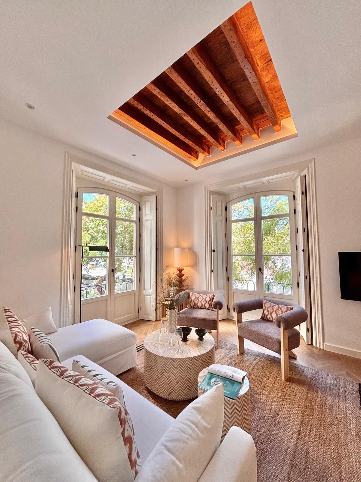 Apartment (3 Bedrooms) | Living area | TV