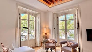 Apartment (3 Bedrooms) | Living area | TV