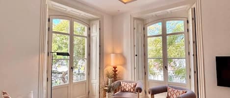 Apartment (3 Bedrooms) | Living area