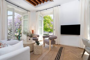 Apartament (3 Bedrooms) | Sala d'estar | Televisor 