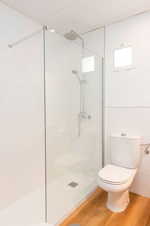 Apartment (2 Bedrooms) | Bathroom | Shower, free toiletries, hair dryer, towels