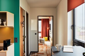Apartment (Primehood) | Living area | 43-inch Smart TV with digital channels, TV, iPod dock - Hood House (Hamburg)