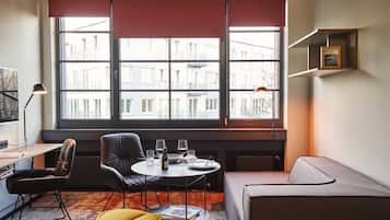 LÀgenhet (Spacehood) | Allergitestade sÀngklÀder, vÀrdeförvaringsskÄp pÄ rummet och skrivbord