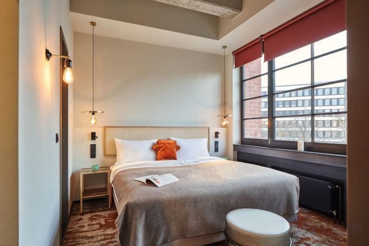 Hypo-allergenic bedding available, in-room safe, desk, blackout drapes