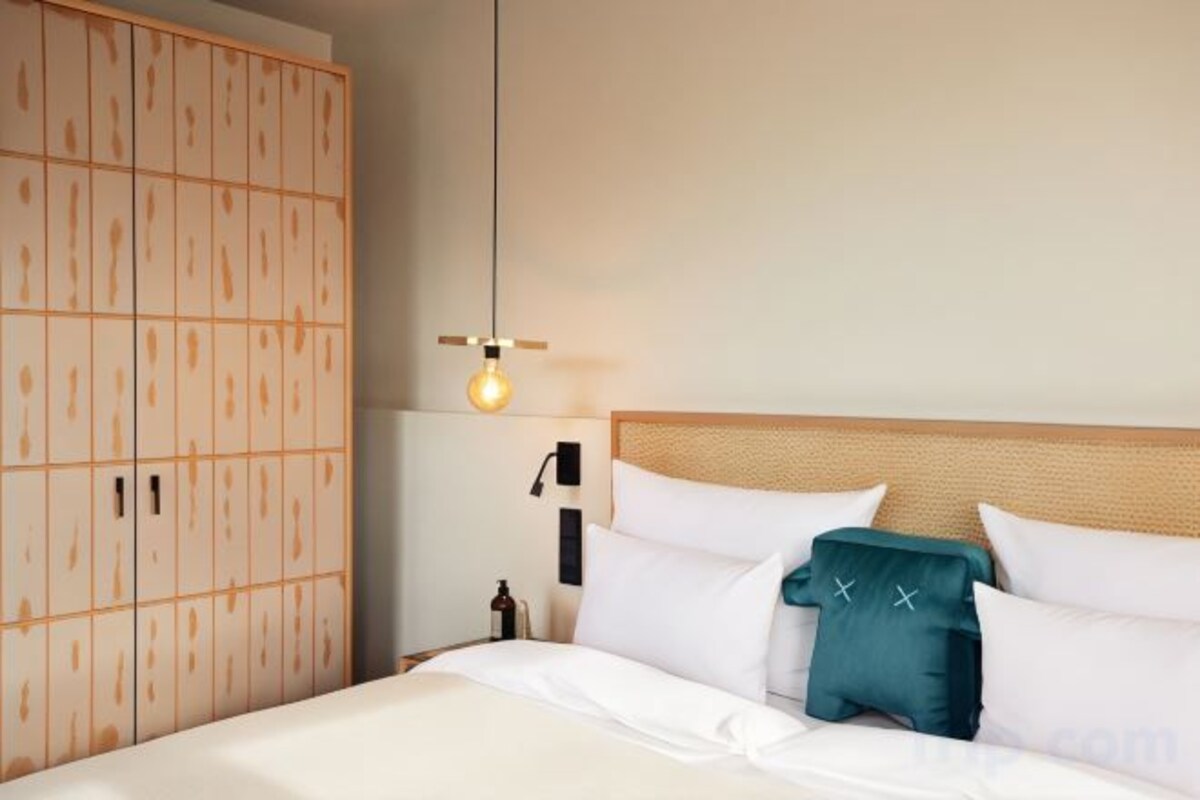 Hypo-allergenic bedding available, in-room safe, desk, blackout drapes