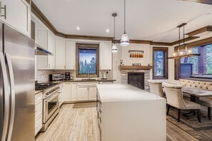 شقة - غرفتا نوم | مطبخ خاص | ثلاجة، ميكروويف، فرن، ماكينة لصنع القهوة/الشاي