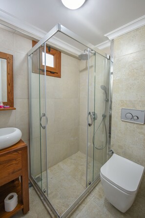 Douche, douche hydromassante, serviettes fournies, savon