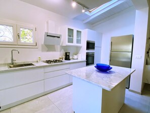 Frigorifero, microonde, forno, piano cottura