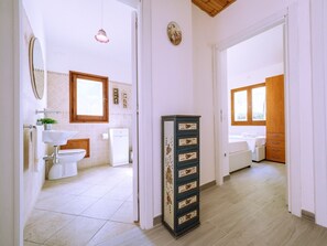 Combinació de dutxa i banyera, assecador de cabells, bidet i tovalloles