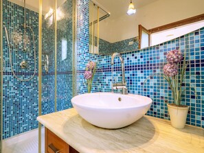 Ensemble douche/baignoire, sèche-cheveux, serviettes fournies, savon