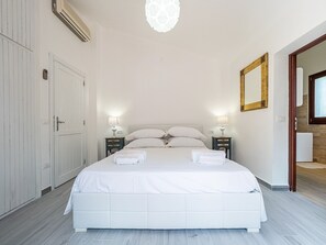 4 dormitoris, planxa i posts de planxar i un bressol de viatge