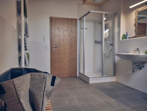 Shower, hair dryer, towels - Chestnut apartment, 91 sqm, two bedrooms and balcony (Bad Aibling)