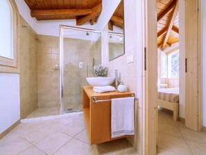 Douche, sèche-cheveux, bidet, serviettes fournies