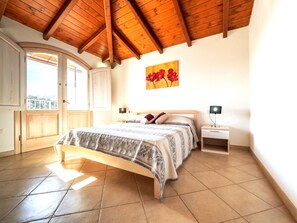 3 dormitorios, caja fuerte, tabla de planchar con plancha