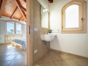 3 chambres, coffres-forts dans les chambres, fer et planche à repasser