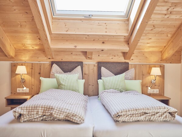 1 bedroom, bed sheets