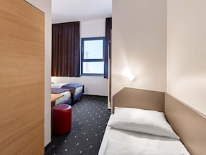 Driepersoonskamer | Hypoallergeen beddengoed, een bureau, geluiddichte muren, gratis wifi