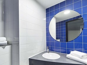 Een douche, een haardroger, handdoeken, zeep