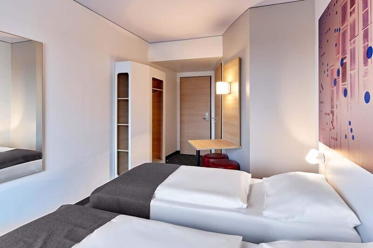 Twin kamer | Hypoallergeen beddengoed, een bureau, geluiddichte muren, gratis wifi
