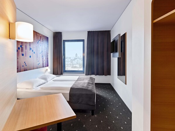 Hypo-allergenic bedding, desk, soundproofing, free WiFi