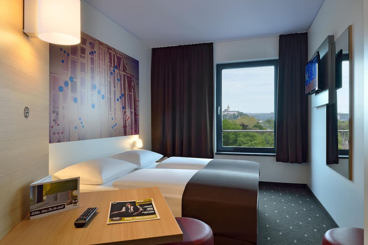 Hypo-allergenic bedding, desk, soundproofing, free WiFi