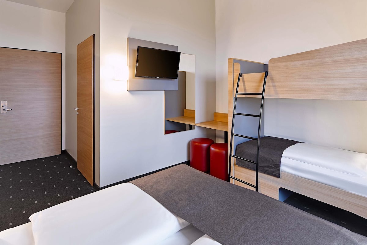 quadruple room | hypo-allergenic bedding, desk, soundproofing, free wifi