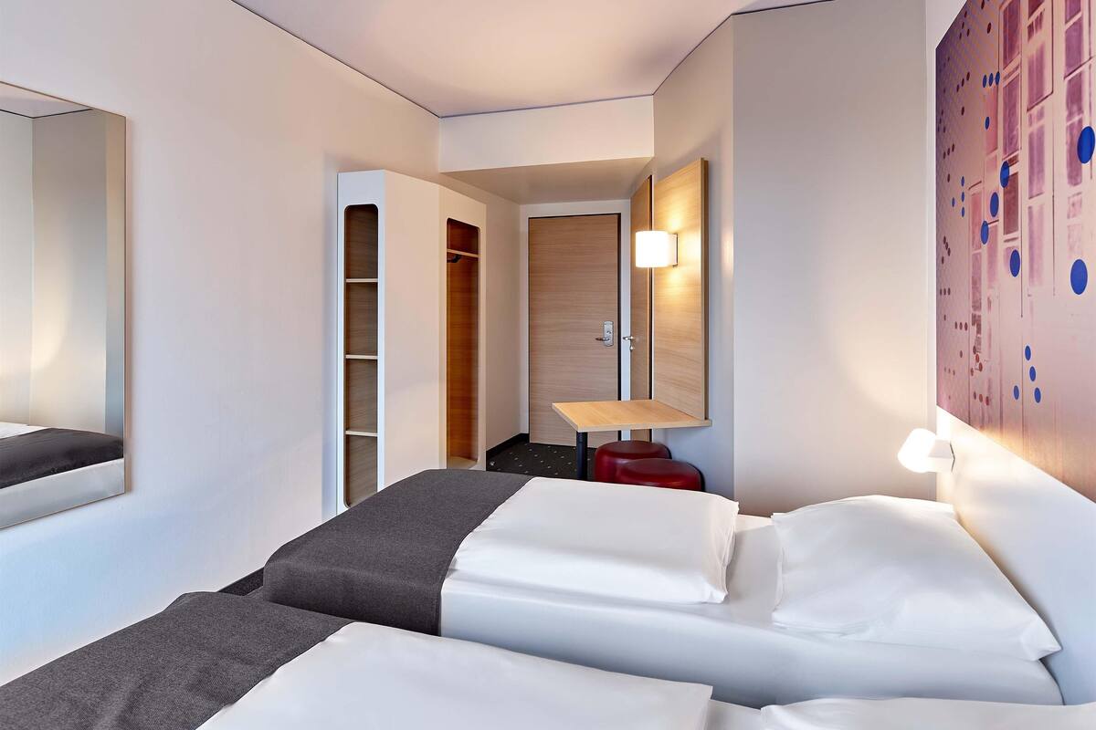 twin room | hypo-allergenic bedding, desk, soundproofing, free wifi