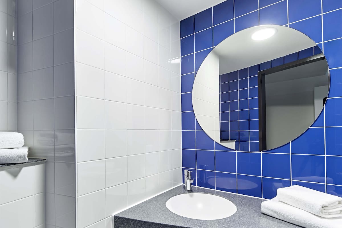 hypo-allergenic bedding, desk, soundproofing, free wifi