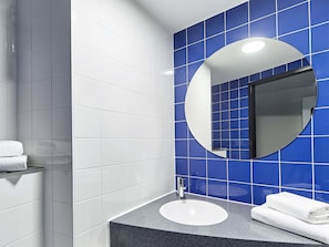 Allergikerbettwaren, Schreibtisch, schallisolierte Zimmer