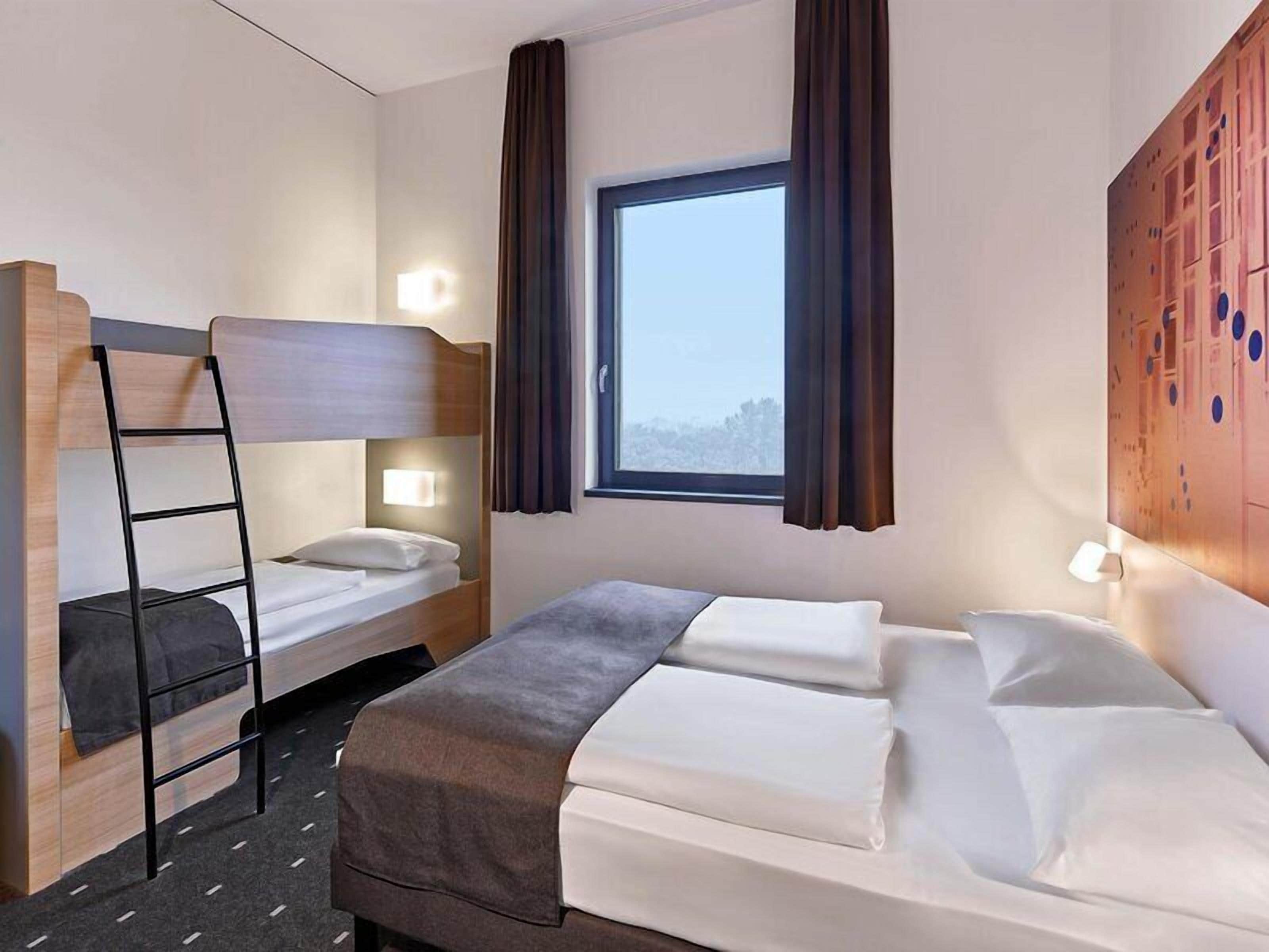 Vierbettzimmer | Allergikerbettwaren, Schreibtisch, schallisolierte Zimmer
