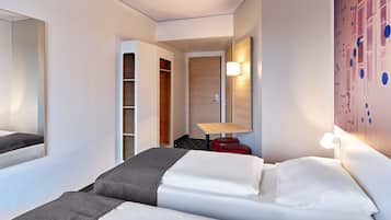 Zweibettzimmer | Allergikerbettwaren, Schreibtisch, schallisolierte Zimmer