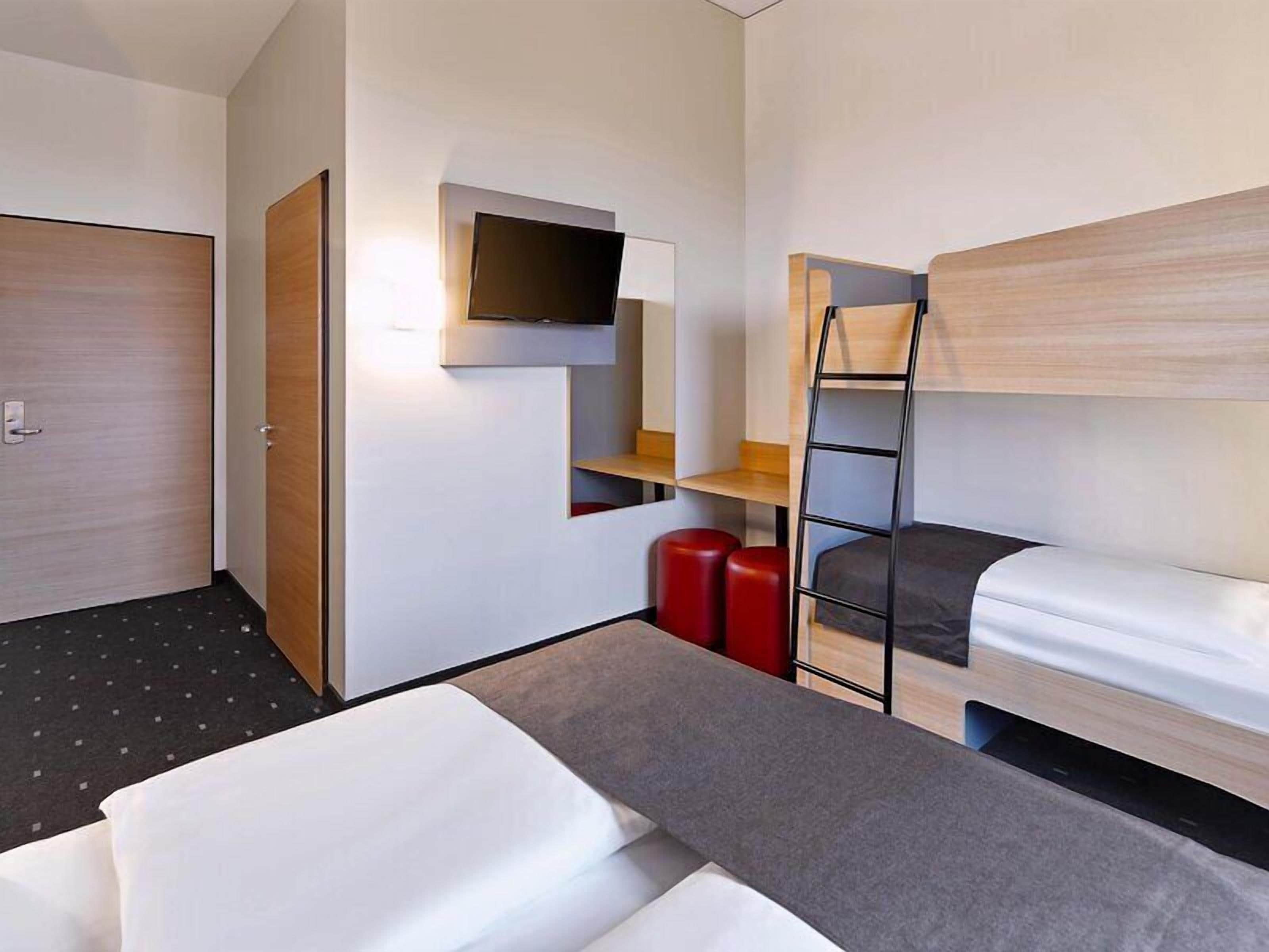 Vierbettzimmer | Allergikerbettwaren, Schreibtisch, schallisolierte Zimmer