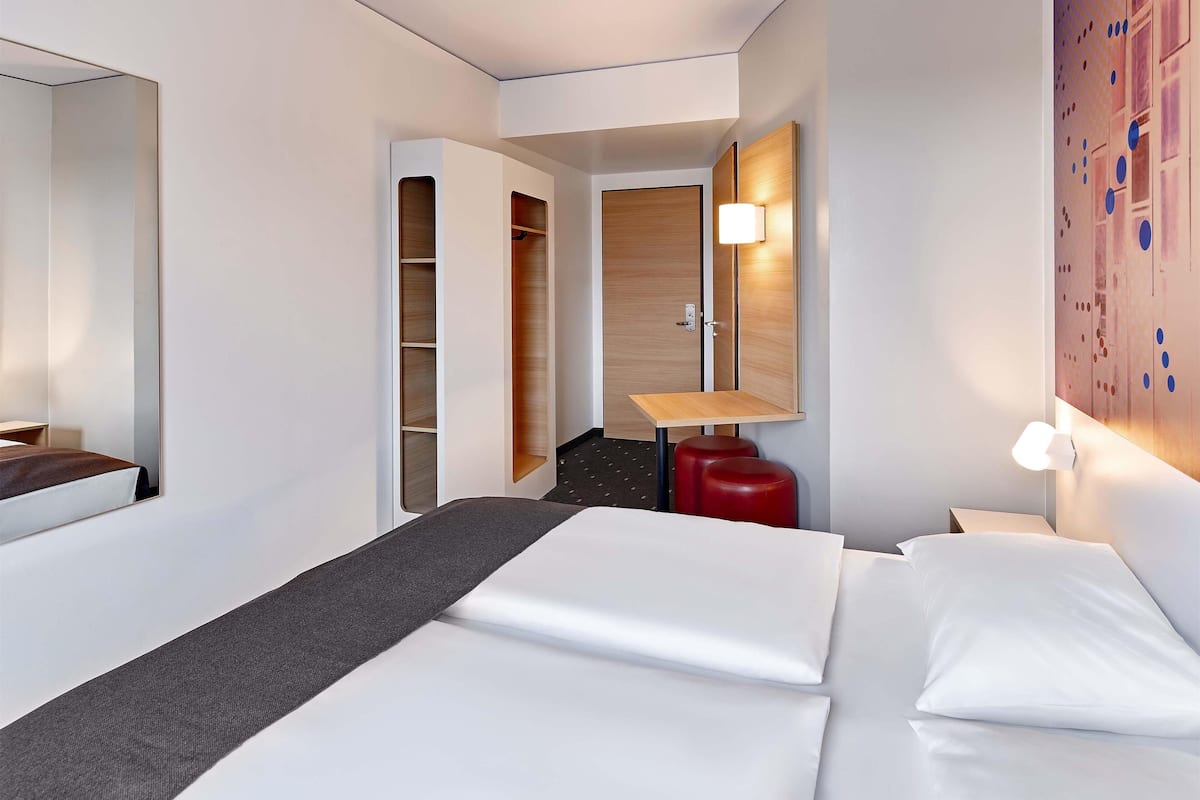 double room | hypo-allergenic bedding, desk, soundproofing, free wifi