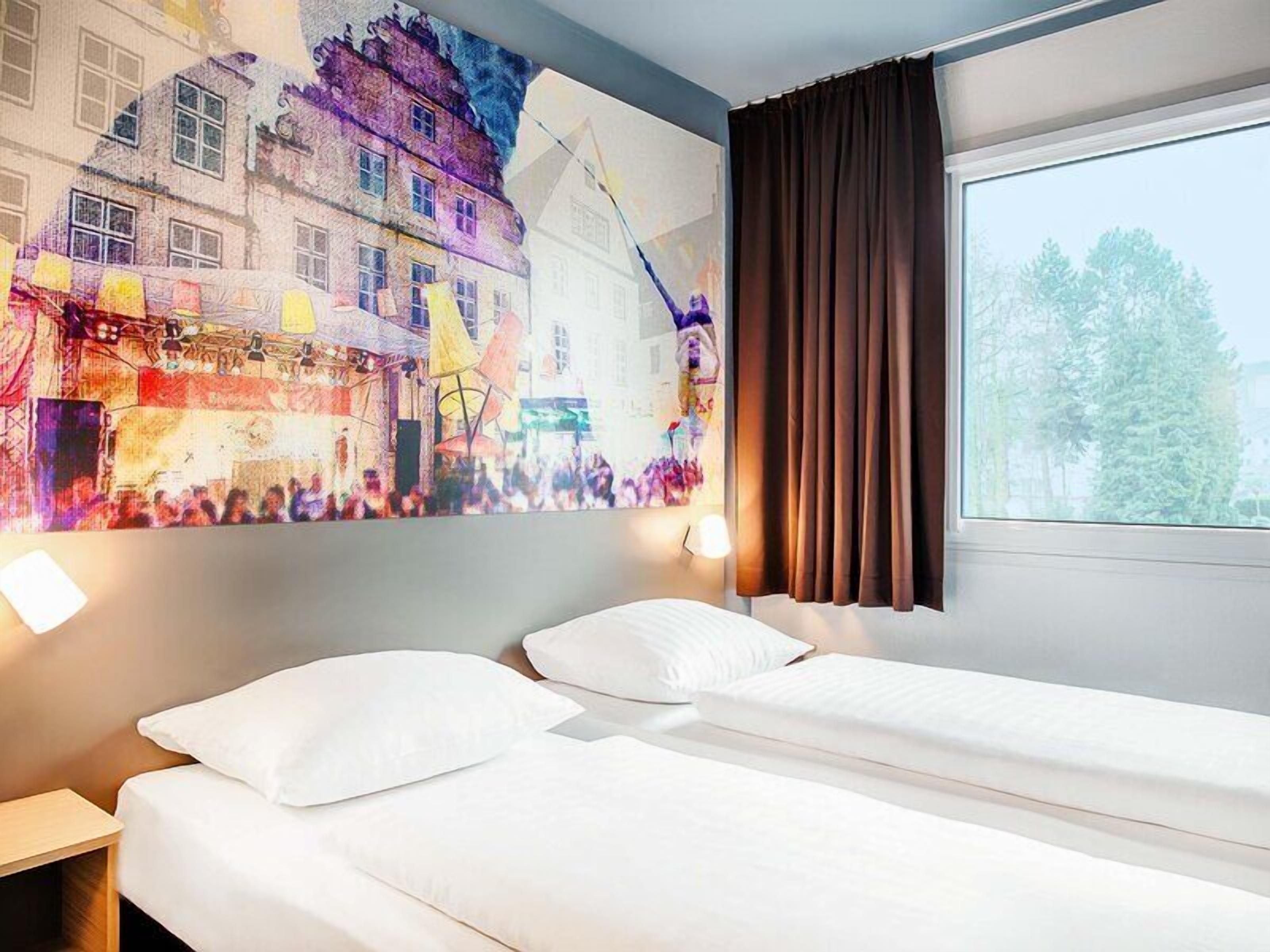 Hypo-allergenic bedding available, desk, soundproofing, WiFi (free)