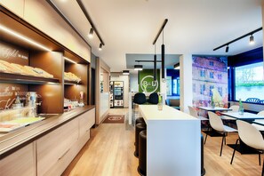 Desayuno buffet diario (EUR 13.9 por persona)