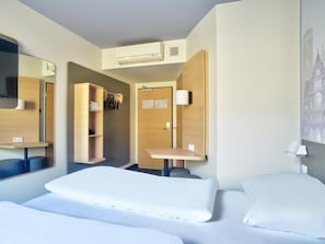 1 bedroom, desk, free WiFi, bed sheets