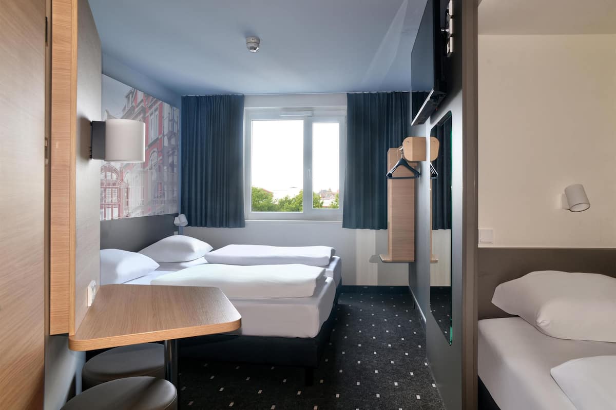 Triple Room | 1 bedroom, desk, free WiFi, bed sheets