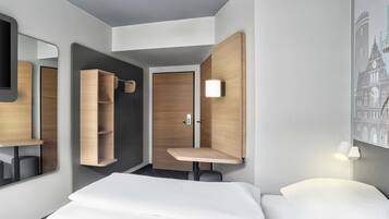 Twin Room | Desk, free WiFi, bed sheets