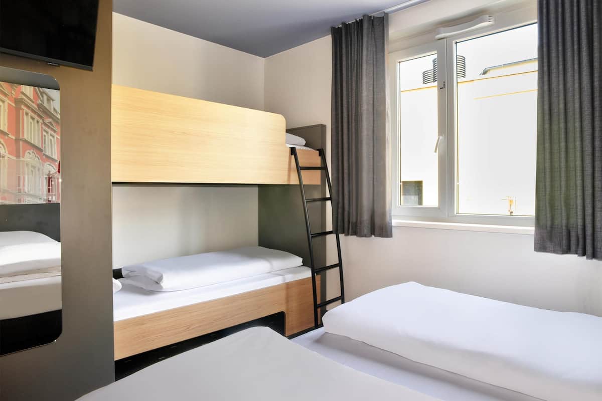Quadruple Room | 1 bedroom, desk, free WiFi, bed sheets