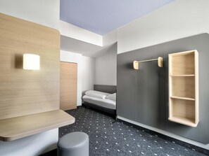 Shower, hair dryer - B&B Hotel Bielefeld-City (Bielefeld)
