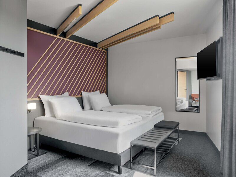 Desk, WiFi (free), bed sheets