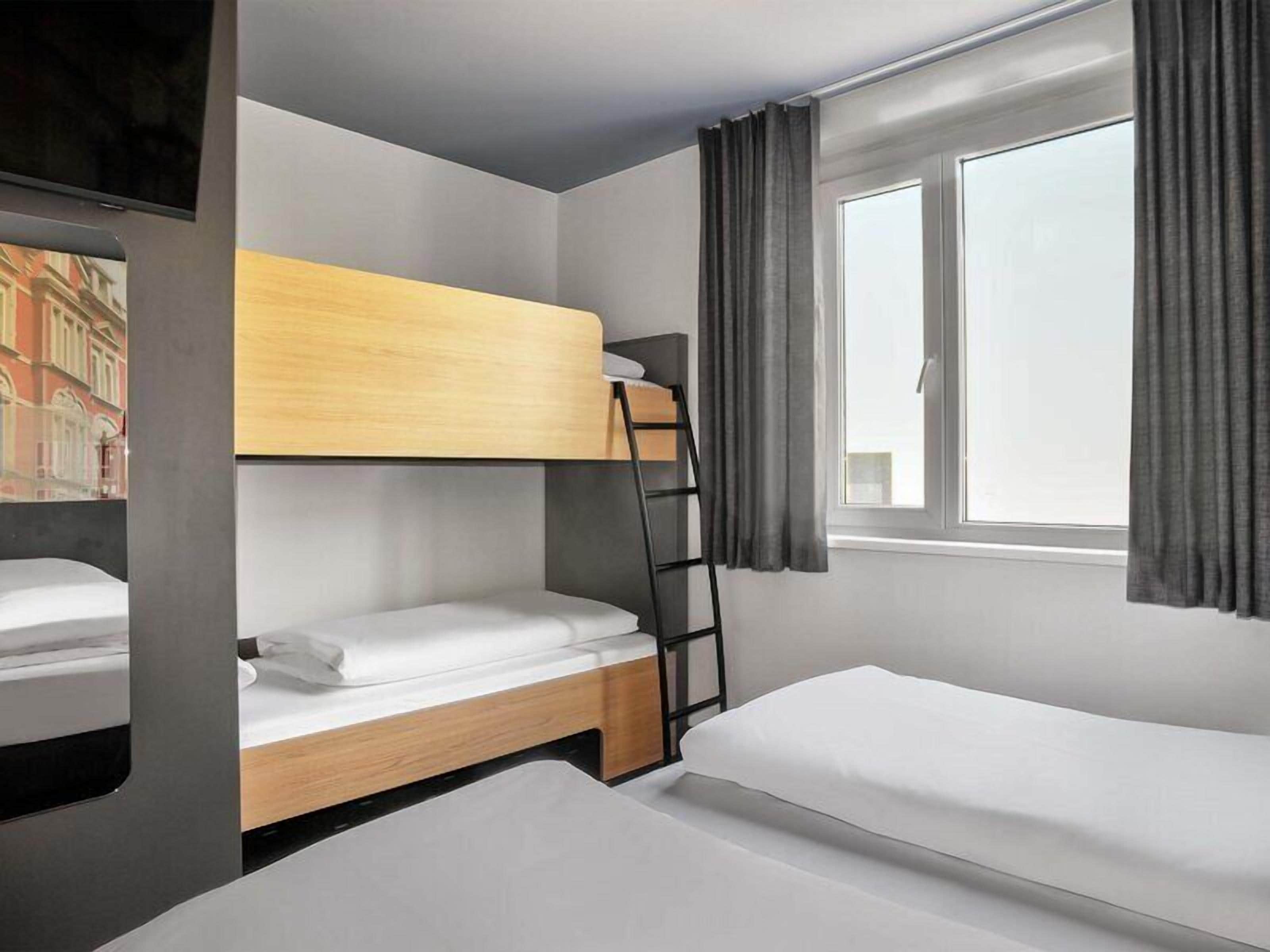 Quadruple Room | Desk, WiFi (free), bed sheets